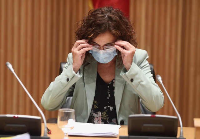 (I-D) La ministra de Hacienda y Función Pública, María Jesús Montero, ofrece una rueda de prensa tras la entrega del Proyecto de Presupuestos Generales del Estado 2021 a la presidenta del Congreso los Diputados.