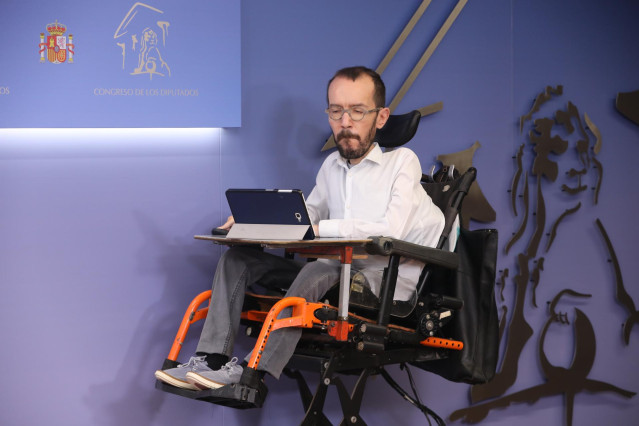 El portavoz de Unidas Podemos (UP) en el Congreso de los Diputados, Pablo Echenique, a su llegada a la rueda de prensa posterior a la reunión de la Junta de Portavoces en el Congreso de los Diputados, en Madrid (España), a 27 de octubre de 2020.