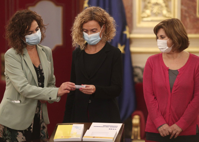 La ministra de Hacienda y Función Pública, María Jesús Montero;  la presidenta del Congreso de los Diputados, Meritxell Batet; y presidenta de la Comisión de Presupuestos, Pilar Garrido, durante la entrega de los Presupuestos de 2021.