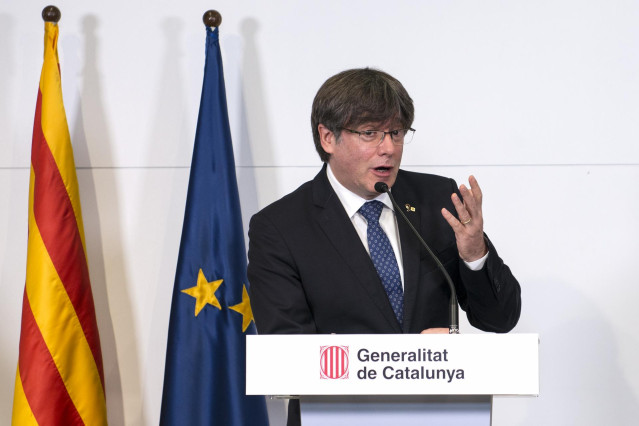 El expresident de la Generalitat de Catalunya Carles Puidgemont -12 de enero de 2016-28 de octubre de 2017, ofrece una rueda de prensa conjunta con los expresidentes de la Generalitat, Artur Mas -27 de diciembre de 2010-12 de enero de 2016-; y Quim Torra