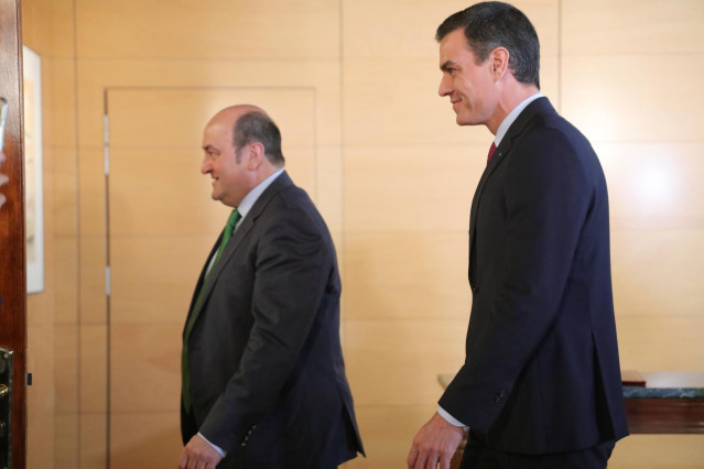 El presidente del Gobierno en funciones, Pedro Sánchez (dech) y el presidente del EBB del PNV, Andoni Ortuzar  (izq), a su llegada al por la firma del acuerdo entre el PSOE y el PNV para la investidura de Pedro Sánchez