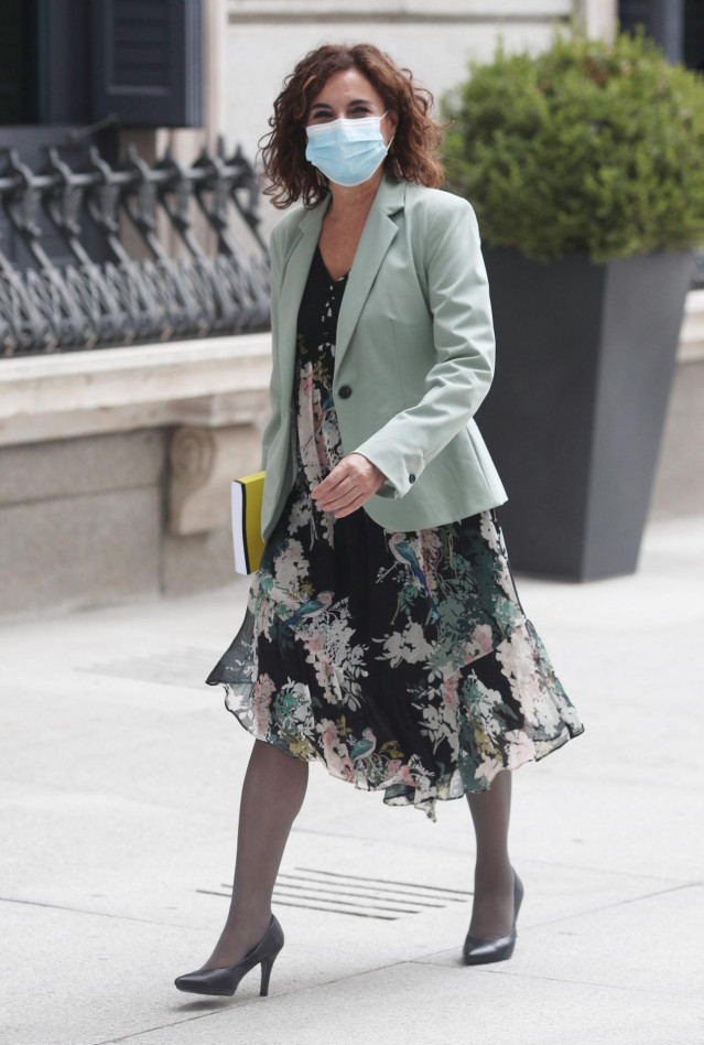 La ministra de Hacienda y Función Pública, María Jesús Montero, llega al Congreso de los Diputados para hacer entrega del Proyecto de Ley de Presupuestos Generales del Estado para 2021, en Madrid (España), a 28 de octubre de 2020.