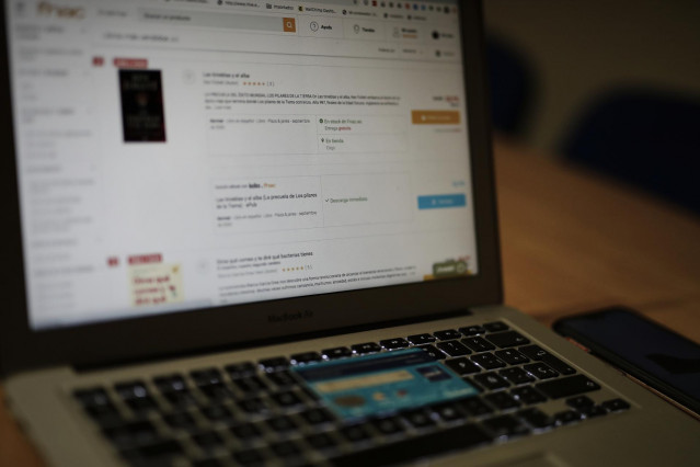 Una persona navega con su ordenador por la página de un comercio para realizar una compra online