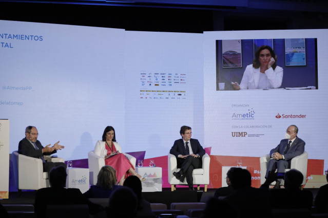 (I-D) El presidente de Ametic, Pedro Mier; la alcaldesa de Santander, Gema Igual; el alcalde de Madrid, José Luis Martínez-Almeida y el alcalde de Málaga, Francisco de la Torre, participan presencialmente mientras que la alcaldesa de Barcelona, Ada Colau.