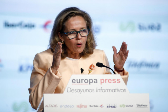 La vicepresidenta tercera y ministra de Asuntos Económicos y Transformación Digital, Nadia Calviño, interviene durante un Desayuno Informativo de Europa Press, en Madrid (España), a 29 de octubre de 2020.