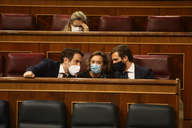 El secretario general del PP, Teodoro García Egea; la portavoz el Grupo Popular, Cuca Gamarra; y el líder del PP, Pablo Casado, en el Pleno del Congreso. En Madrid, (España), a 29 de octubre de 2020.