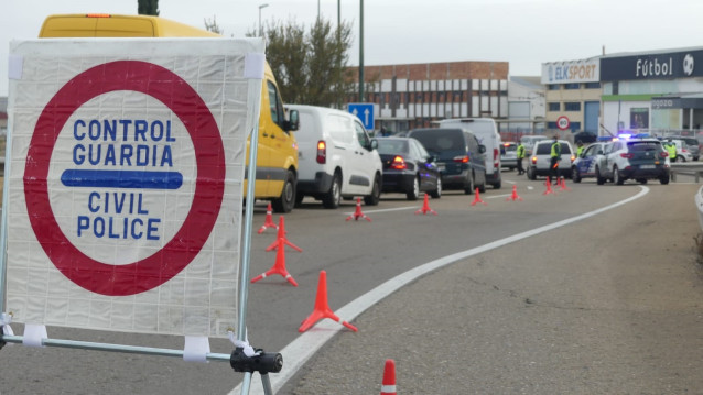 Control de la Guardia Civil para comprobar que se respeta el confinamiento perimetral.