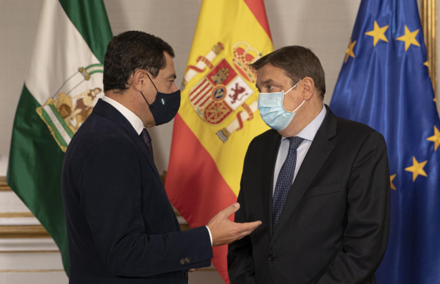 El presidente de la Junta de Andalucía, Juanma Moreno, y el ministro de Agricultura, Pesca y Alimentación, Luis Planas, reunidos este jueves en Sevilla.