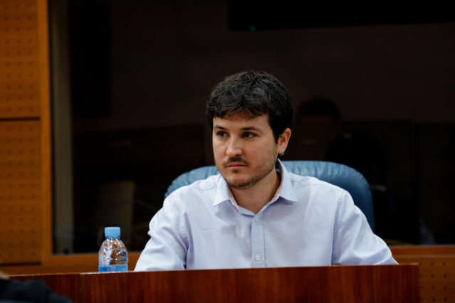 El portavoz de MásMadrid en la Asamblea de la Comunidad de Madrid, Pablo Gómez Perpinyà, durante la sesión plenaria en la que se debaten los planes de la Comunidad de Madrid ante el fin del estado de alarma, en Madrid, (España), a 18 de junio de 2020.