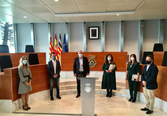 La consellera de Presidencia, Pilar Costa, durante una rueda de prensa en la isla acompañada de autoridades de Ibiza