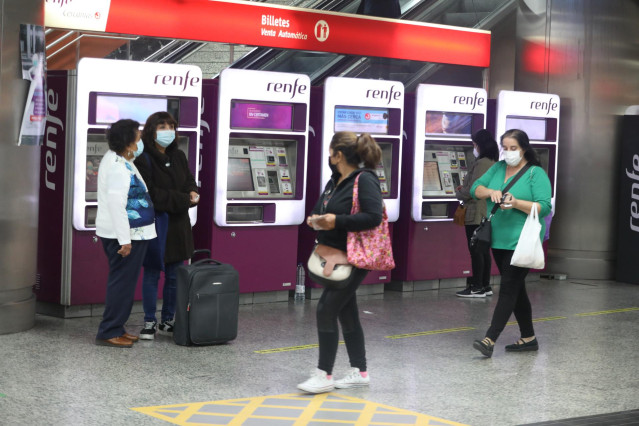 Varios viajeros caminan por las inmediaciones de la estación de Cercanías de Sol, en Madrid (España), 9 de octubre de 2020.