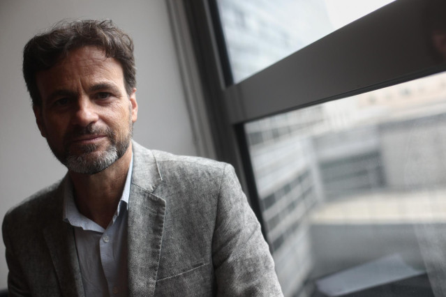 El presidente del grupo parlamentario de Unidas Podemos y líder de En Comú Podem -ECP-, Jaume Asens, posa tras una entrevista para Europa Press en su despacho en el Congreso de los Diputados, en Madrid (España), a 23 de septiembre de 2020.