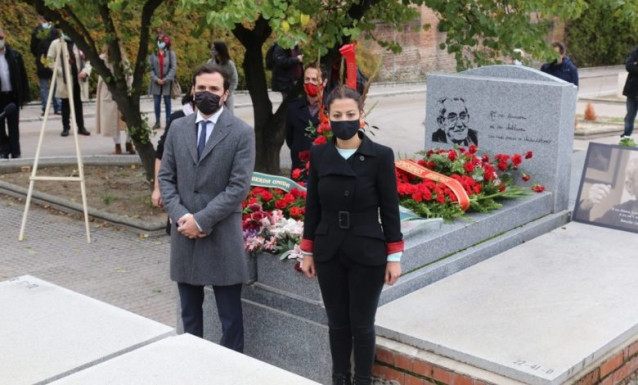 El coordinador federal de IU, Alberto Garzón, y la eurodiputada de la formación, Sira Rego, tras realizar una ofrenda floral en la tumba del histórico dirigente sindical Marcelino Camacho.