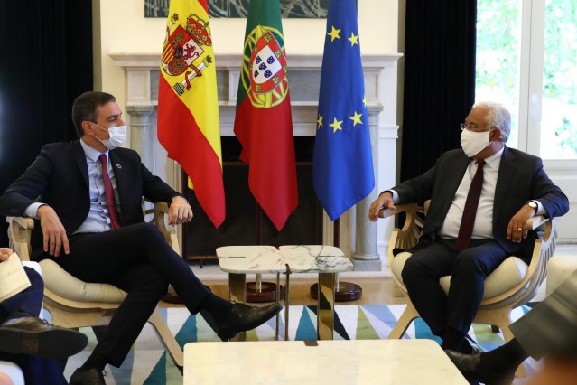 El presidente del Gobierno, Pedro Sánchez (i); y el primer ministro de Portugal, António Costa (d), mantienen un encuentro con en el Palacio de São Bento, en Lisboa (Portugal), a 6 de julio de 2020.