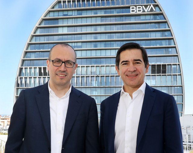 El presidente de BBVA, Carlos Torres, y el consejero delegado, Onur Genç, ante el edificio de La Vela en Madrid