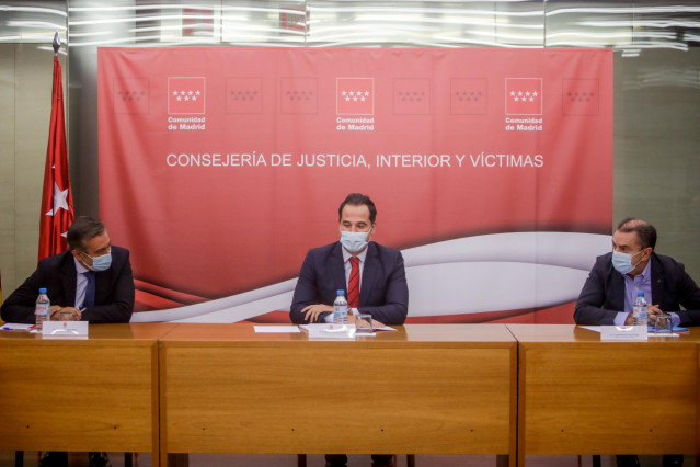 (I-D) El consejero de Justicia, Interior y Víctimas de la Comunidad de Madrid, Enrique López; el vicepresidente, consejero de Deportes, Transparencia y portavoz del Gobierno regional, Ignacio Aguado; y el delegado del Gobierno en la región, José Manuel Fr