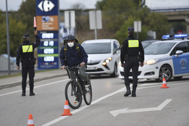 Agentes de la Policía de Huesca realiza controles de entradas y salidas a la ciudad, en la calle Doctor Artero, en Huesca, Aragón (España), a 22 de octubre de 2020.