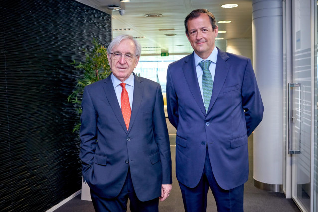 El presidente actual de la asociación, José-Martín Castro Acebes, y el presidente de la AER desde 2002 hasta el pasado julio, Agustín García Gómez.