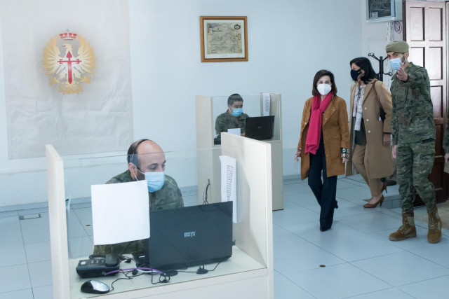 La ministra de Defensa, Margarita Robles, en una visita a la Unidad de Vigilancia Epidemiológica instalada en el Acuartelamiento de Artillería de Fuencarral