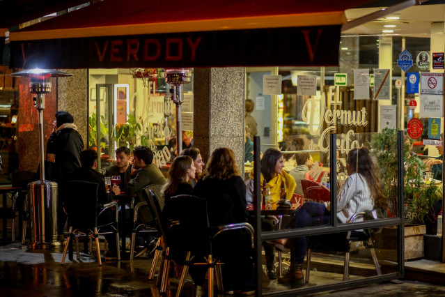 Ambiente en una terraza de un establecimiento de la zona de Chueca en Madrid