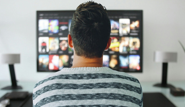 Una persona viendo la televisión
