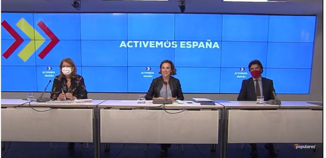 La portavoz del Grupo Parlamentario Popular en el Congreso de los Diputados, Cuca Gamarra, la vicesecretaria de Sectorial del PP, Elvira Rodríguez, y el portavoz adjunto del GPP en el Congreso, Mario Garcés.