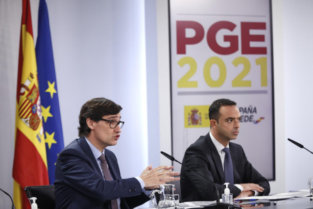 El ministro de Sanidad, Salvador Illa (i) comparece en rueda de prensa para detallar el proyecto de PGE 2021 correspondientes a Sanidad, en Moncloa, Madrid (España), a 30 de octubre de 2020.