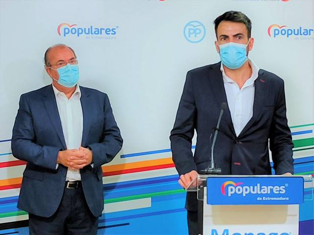 José Antonio Monago y David Salazar, en la rueda de prensa en la sede del PP.