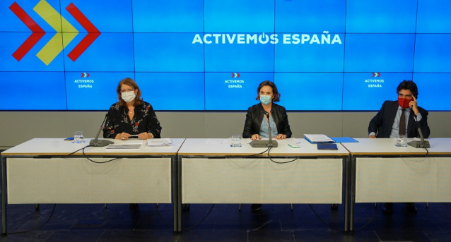 La portavoz del Grupo Popular en el Congreso, Cuca Gamarra, junto a la vicesecretaria de Política Sectorial, Elvira Rodríguez, y el portavoz adjunto del Grupo Popular, Mario Garcés. Madrid, 30 de octubre de 2020.