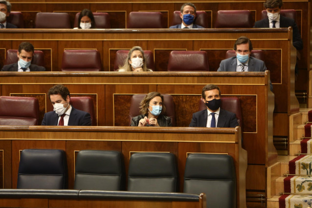 El secretario general del PP, Teodoro García Egea; la portavoz el Grupo Popular, Cuca Gamarra; y el líder del PP, Pablo Casado, durante la sesión plenaria que autoriza la prórroga del estado de alarma. En Madrid, a 29 de octubre de 2020.