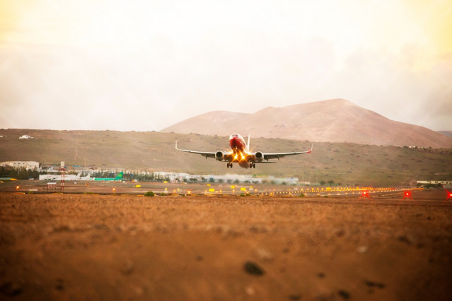 Un avión aterriza en un aeropuerto de Canarias