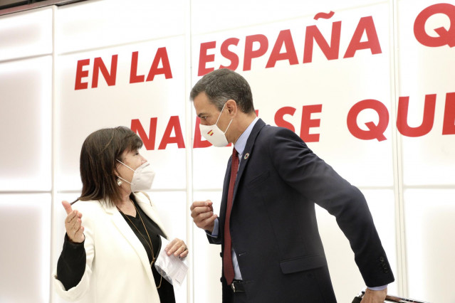 El secretario general del PSOE y presidente del Gobierno, Pedro Sánchez; habla con la presidenta del PSOE, Cristina Narbona.