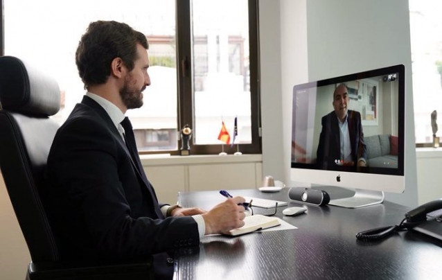 El líder del PP, Pablo Casado, se reúne con el presidente de ATA, Lorenzo Amor, por videoconferencia para analizar la situación de los autónomos. Madrid, a 1 de abril de 2020.