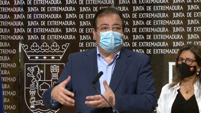 El presidente de la Junta, Guillermo Fernández Vara, en rueda de prensa