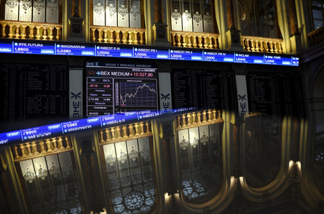 Vista general del Palacio de la Bolsa de Madrid con valores del Ibex, en Madrid, (España), a 2 de octubre de 2020. El Ibex 35 experimentaba un descenso del 0,29% en la media sesión de este viernes, lo que llevaba al selectivo a situarse en los 6.711,3 ent