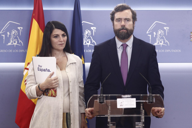 El portavoz de Vox en el Congreso de los Diputados, Iván Espinosa de los Monteros, y la secretaria general del grupo parlamentario,, Macarena Olona, ofrecen declaraciones a los medios de comunicación en el Congreso.