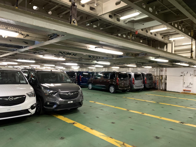 Vehículos preparados para exportación en la planta del Grupo PSA en Vigo (Opel/Peugeot)