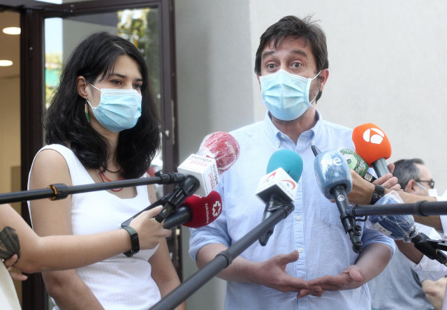 Los portavoces de Podemos Isa Serra y Rafa Mayoral durante su rueda de prensa en la que han ofrecido declaraciones a los medios tras la reunión de la Ejecutiva en la sede del partido, en Madrid (España), a 24 de julio de 2020.
