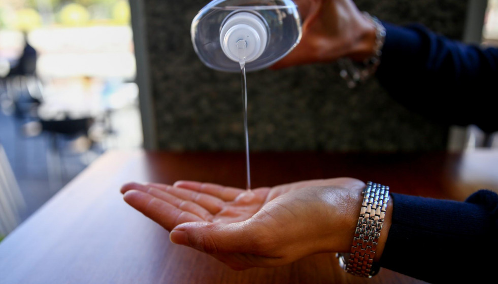 Una persona se desinfecta las manos con gel hidroalcohólico