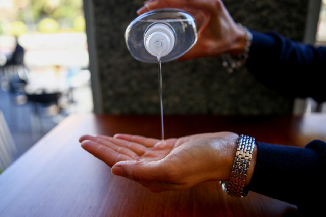 Una persona se desinfecta las manos con gel hidroalcohólico