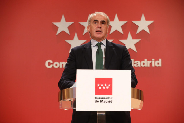 El consejero de Sanidad de la Comunidad de Madrid, Enrique Ruiz Escudero, durante su comparecencia en rueda de prensa ante los medios para informar de nuevas medidas en la región debido a la crisis sanitaria del Covid-19, en Madrid, (España), a 23 de octu