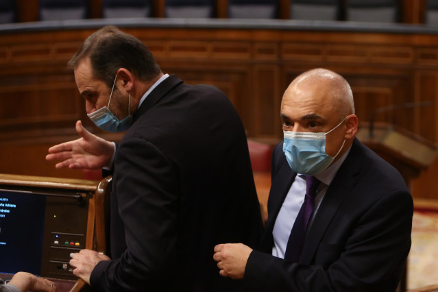 El ministro de Transportes, Movilidad y Agenda Urbana, José Luis Ábalos (i); y el secretario general del PSOE en el Congreso, Rafael Simancas (d),