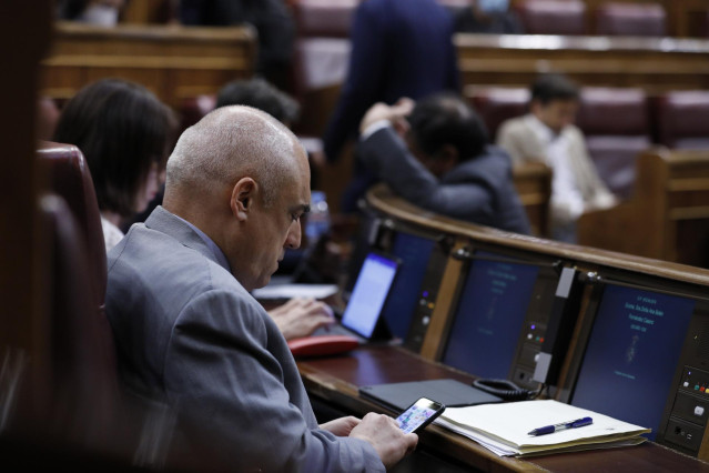 El secretario general del PSOE en el Congreso de los Diputados, Rafael Simancas, sentado en el Congreso de los Diputados