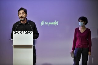 Los portavoces de Podemos, Rafa Mayoral e Isa Serra, durante una rueda de prensa en la sede del partido.