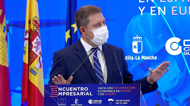 El presidente de Castilla-La Mancha, Emiliano García-Page, en rueda de prensa tras un encuentro empresarial celebrado en Guadalajara.
