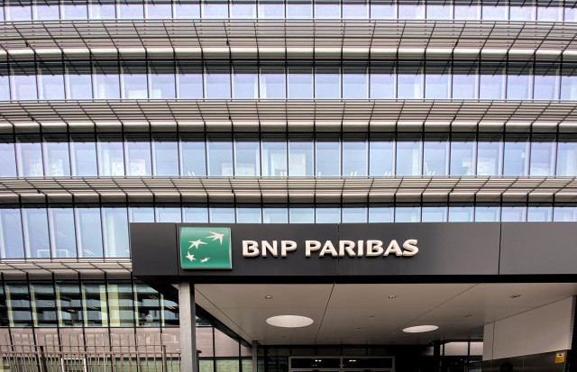Logo y letras de BNP Paribas en la entrada a la sede en Madrid del Banco BNP Paribas en la Calle Hermanos Bécquer nº 3, en Madrid (España).