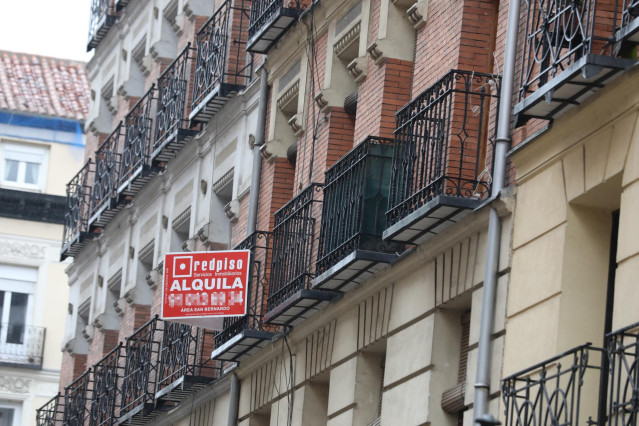 Una inmobiliaria anuncia un piso en alquiler en Madrid.