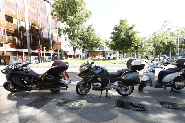 Motos aparcadas.