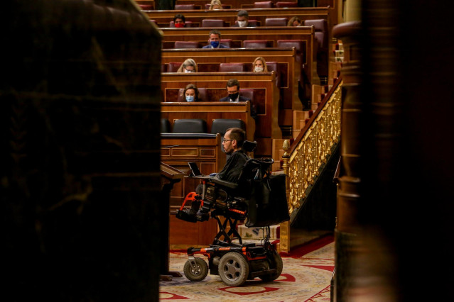 El portavoz de Unidas Podemos (UP) en el Congreso de los Diputados, Pablo Echenique, durante una sesión plenaria en la que el Gobierno solicita al Congreso la prórroga del estado de alarma debido a la crisis sanitaria del Covid-19, en Madrid, (España), a