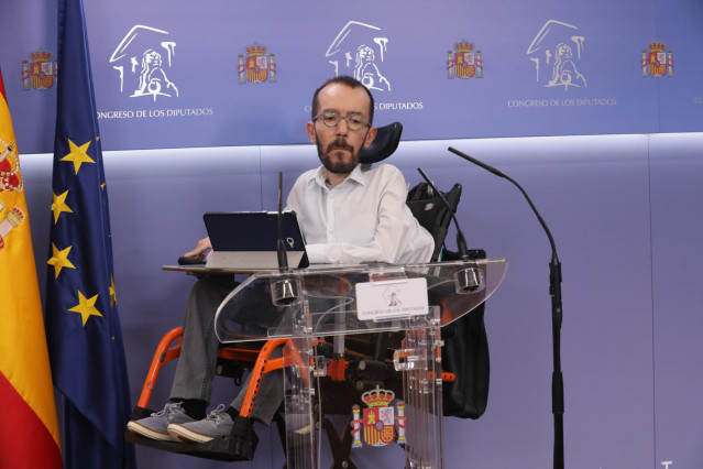 El portavoz de Unidas Podemos (UP) en el Congreso de los Diputados, Pablo Echenique, a su llegada a la rueda de prensa posterior a la reunión de la Junta de Portavoces en el Congreso de los Diputados, en Madrid (España), a 27 de octubre de 2020.